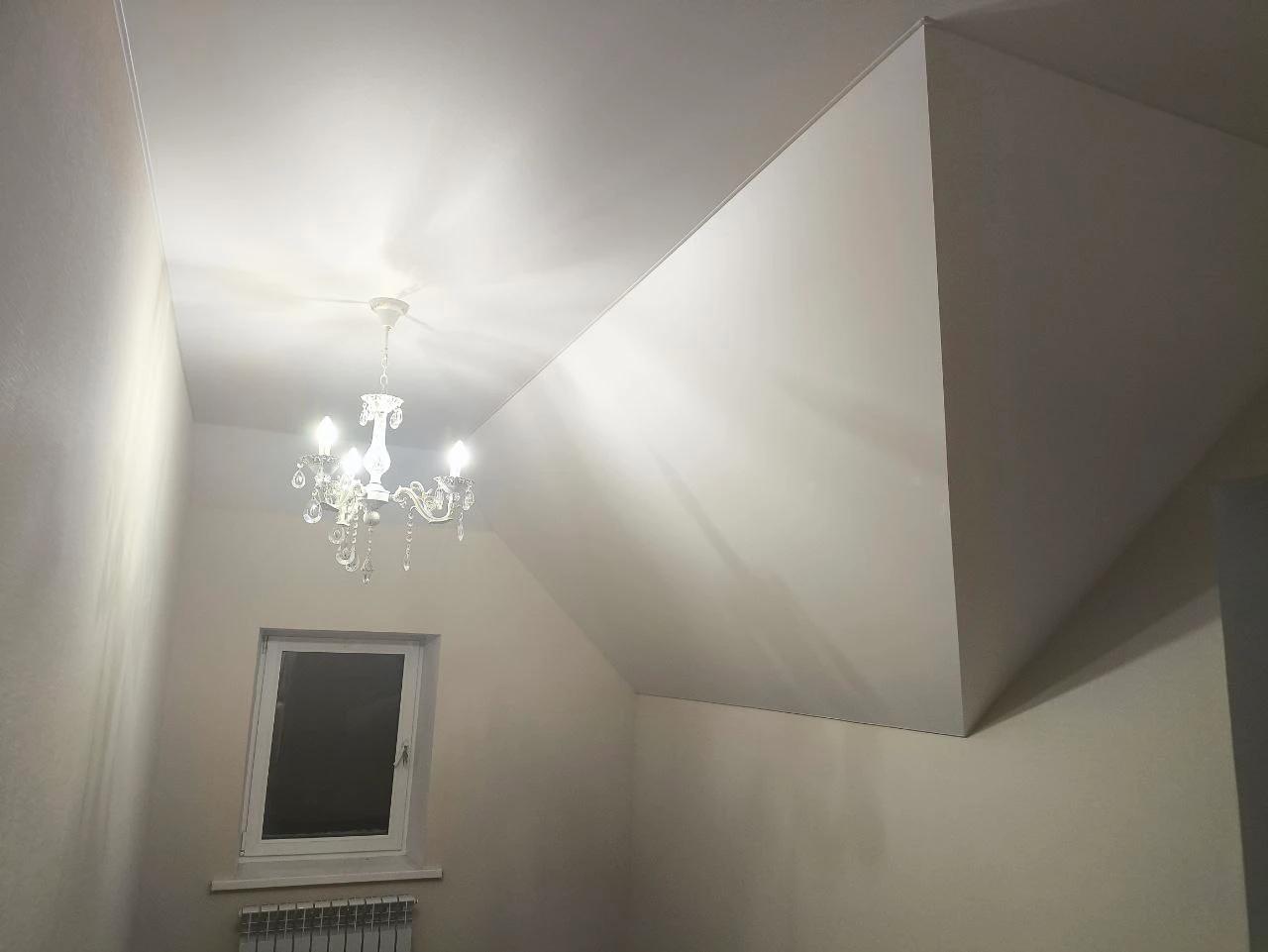 Мансардные потолки в частном доме — натяжной потолок 60м² Дом