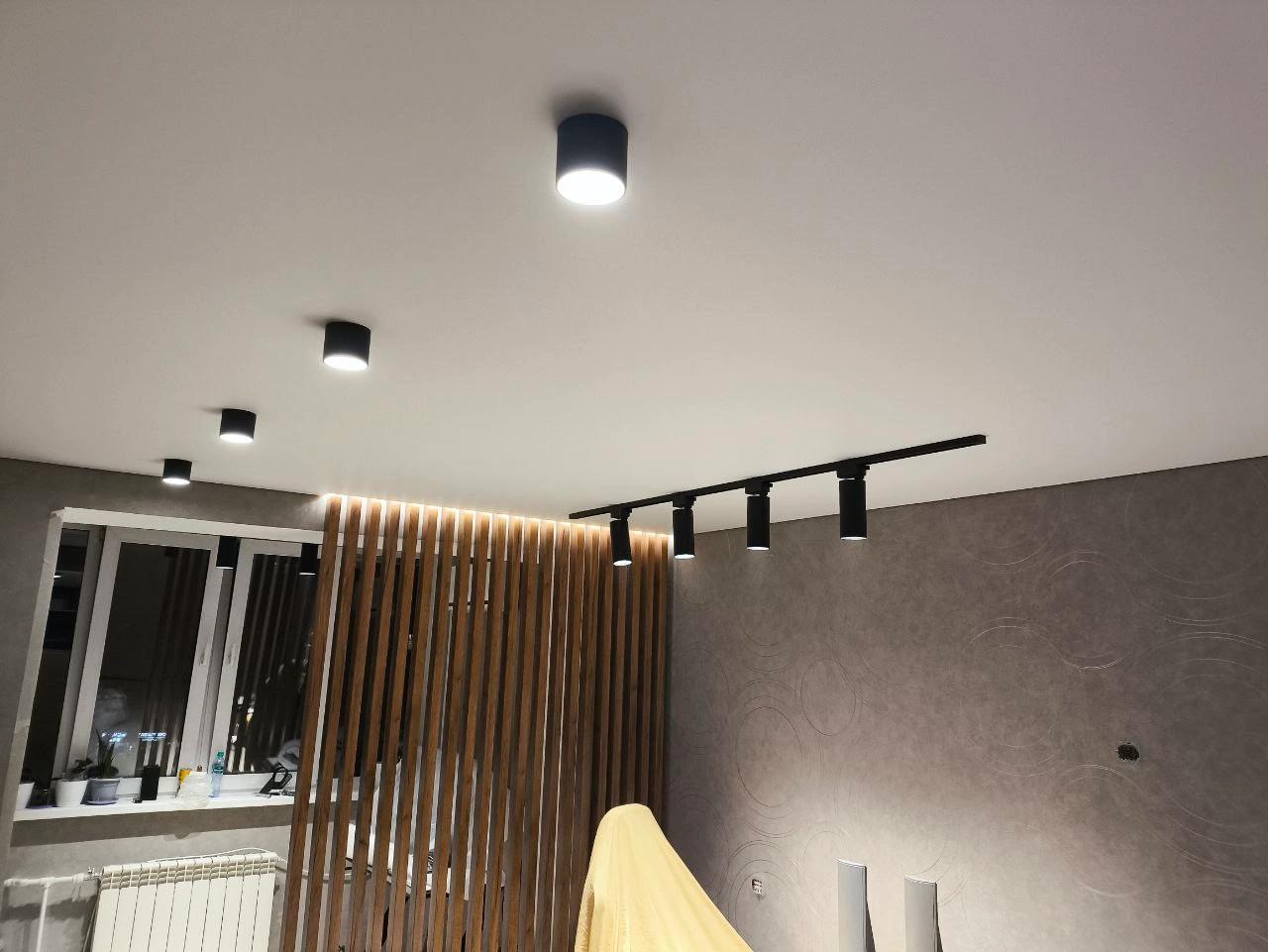 Комната — натяжной потолок 18м² Квартира